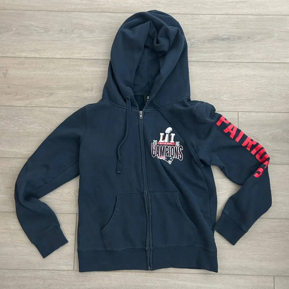 Women’s New England Patriots Hoodie Fitted Full-Zip Size Medium - Picture 1 of 6
